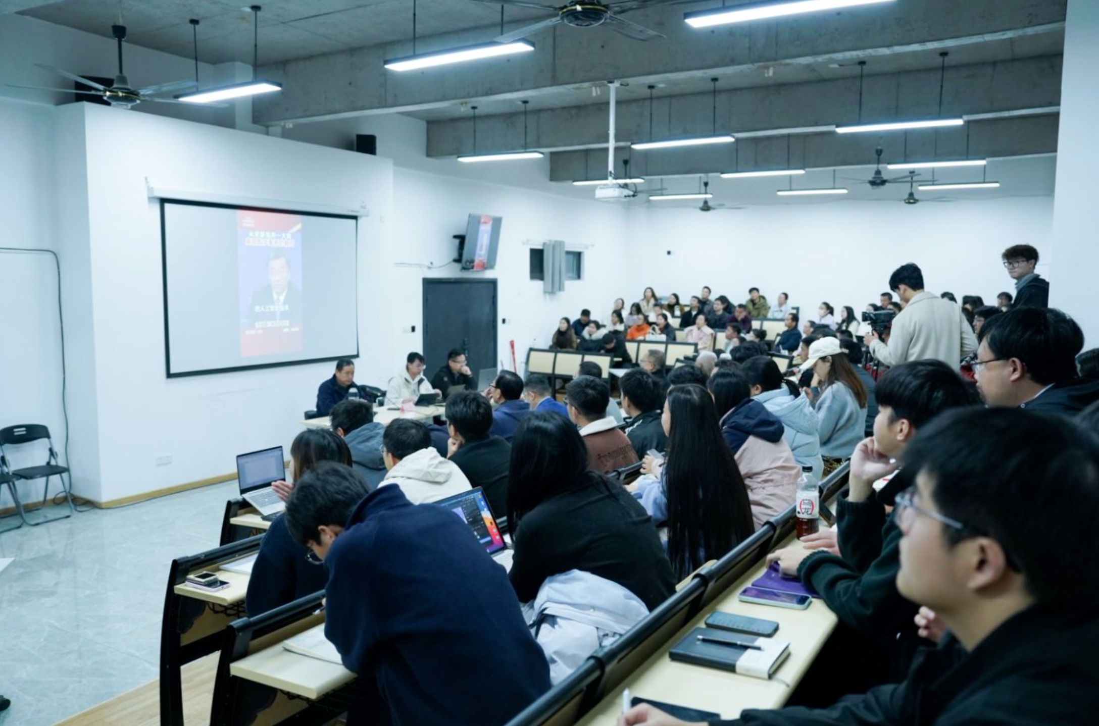 学校创始人陈苏作《线下大学在AI时代的几点思考》主题报告