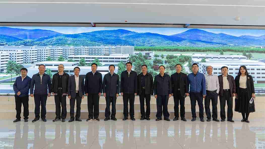 省人大常委会副主任张小平莅临我校调研